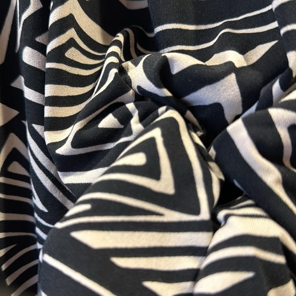 Calvin Klein Geometric Sleeveless Blouse - Picture 4 of 7